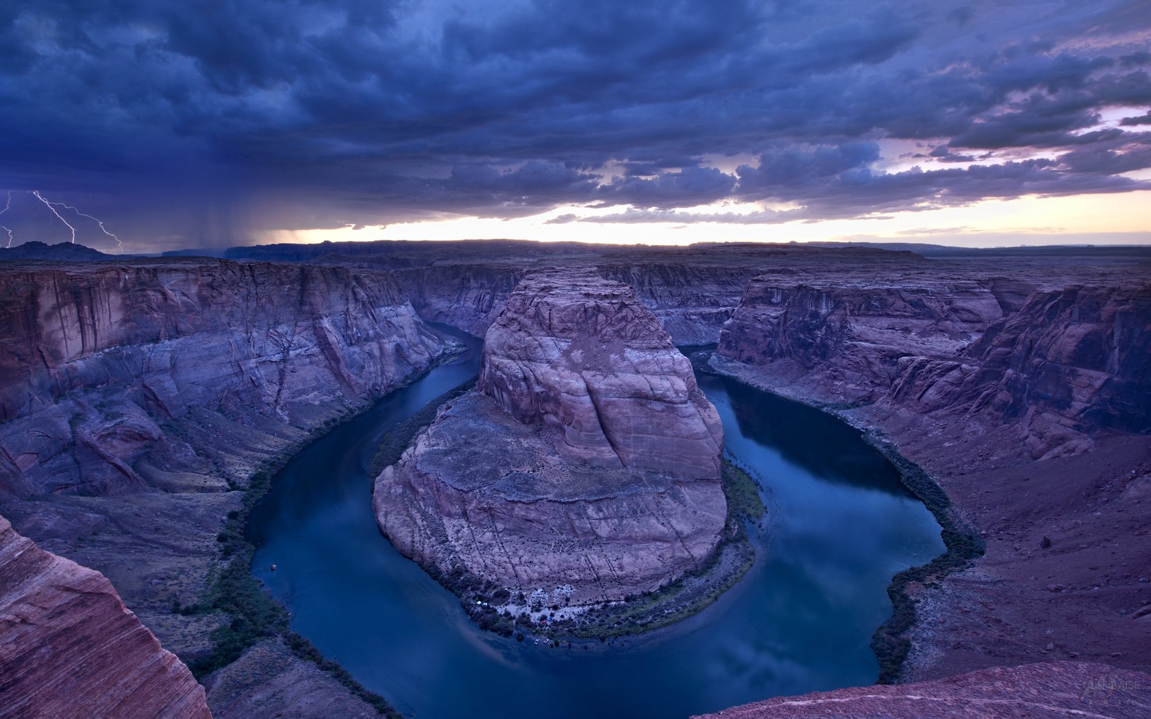 Обои небо, вечер, река, скалы, молния, каньон, grand canyon, река колорадо, каньон подкова, the sky, the evening, river, rocks, lightning, canyon, the colorado river разрешение 2560x1600 Загрузить