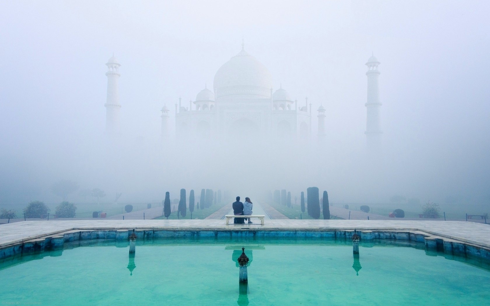 Обои туман, люди, город, пара, индия, тадж-махал, fog, people, the city, pair, india, taj mahal разрешение 2500x1563 Загрузить