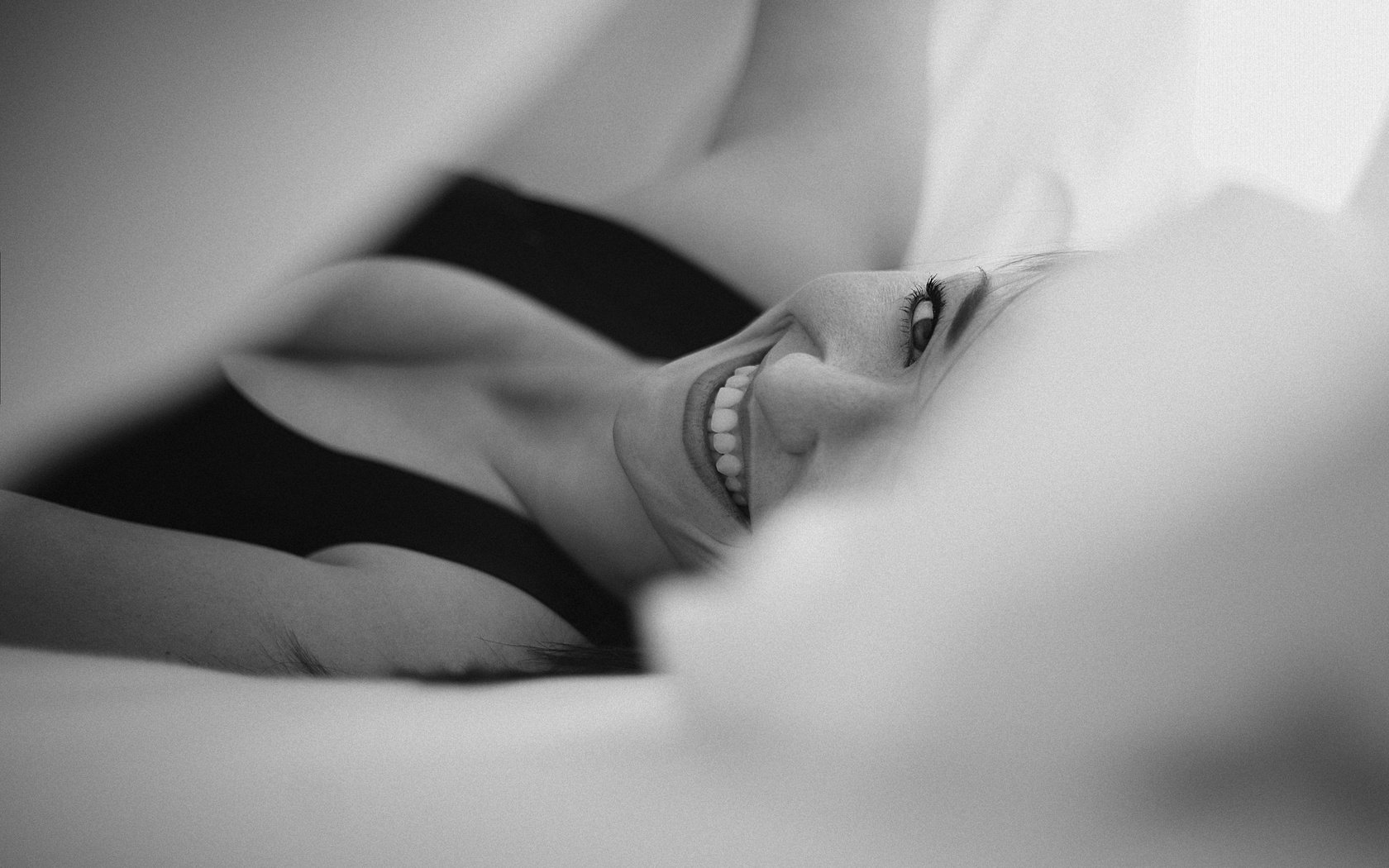 Обои девушка, улыбка, взгляд, чёрно-белое, girl, smile, look, black and white разрешение 2048x1365 Загрузить