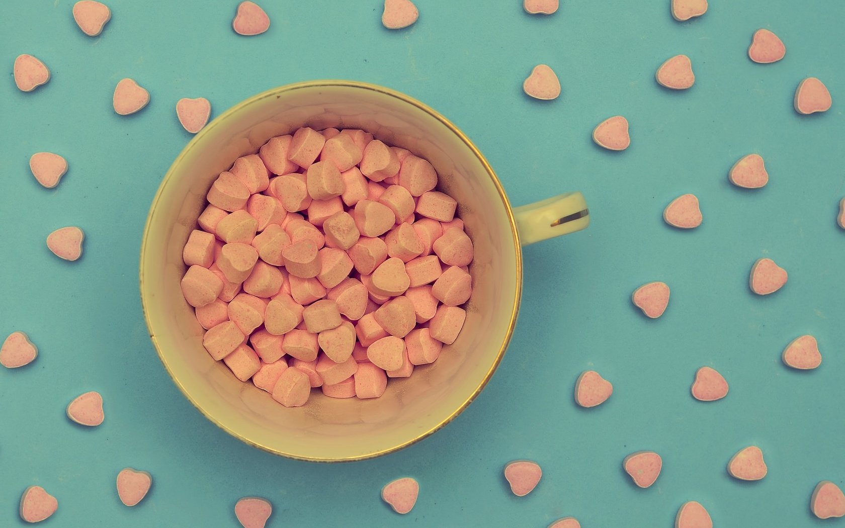 Обои фон, конфеты, кружка, много, чашка, сердечки, конфетки, background, candy, mug, a lot, cup, hearts разрешение 2048x1356 Загрузить