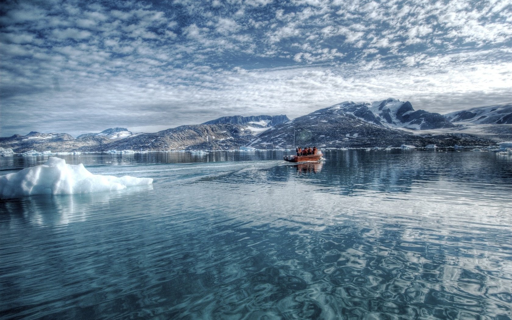 Обои холмы, снег, зима, море, лодка, льдины, рыбаки, hills, snow, winter, sea, boat, ice, fishermen разрешение 1920x1200 Загрузить