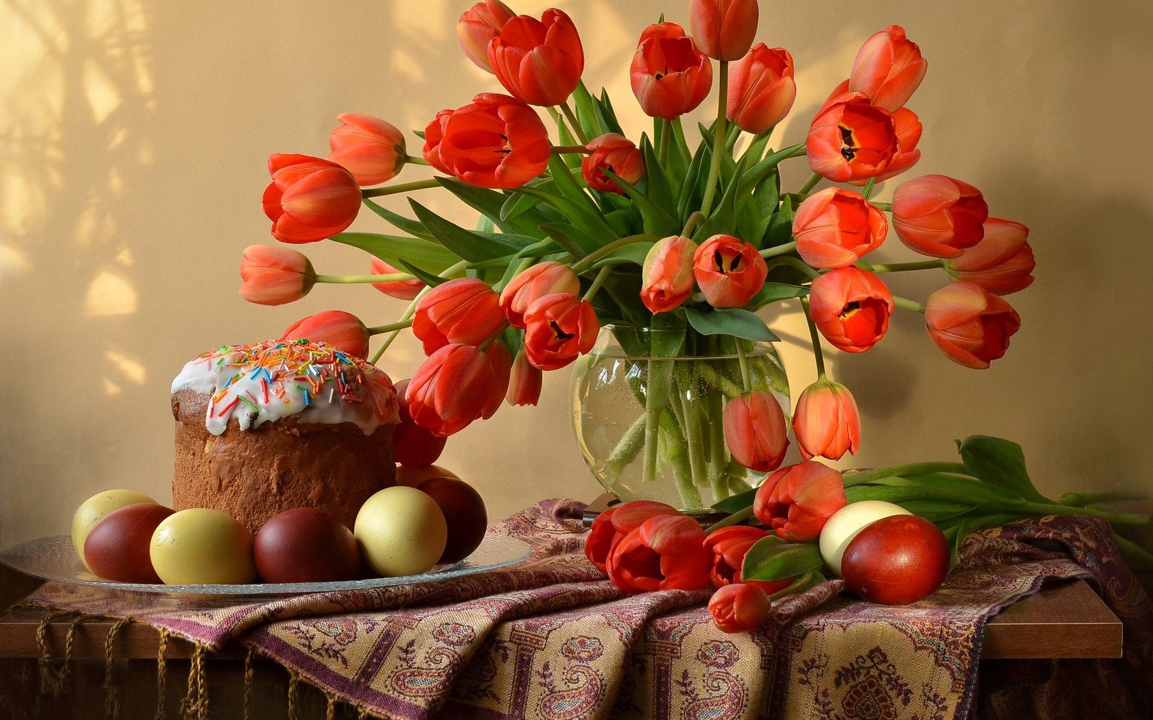 Обои натюрморт, цветы, кулич, тюльпаны, шарф, ваза, пасха, крашенки, яйца, праздник, тарелка, столик, still life, flowers, cake, tulips, scarf, vase, easter, eggs, holiday, plate, table разрешение 2560x1976 Загрузить