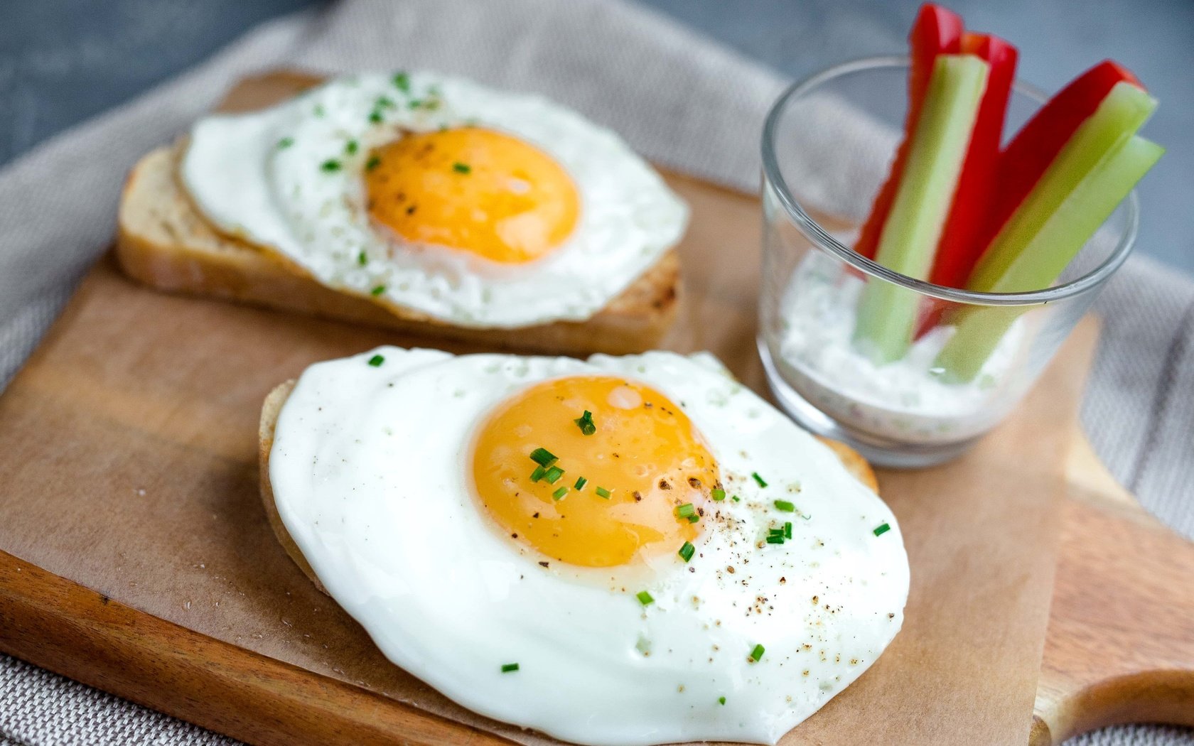 Обои хлеб, овощи, яйца, яичница, глазунья, желток, bread, vegetables, eggs, scrambled eggs, the yolk разрешение 2400x1600 Загрузить