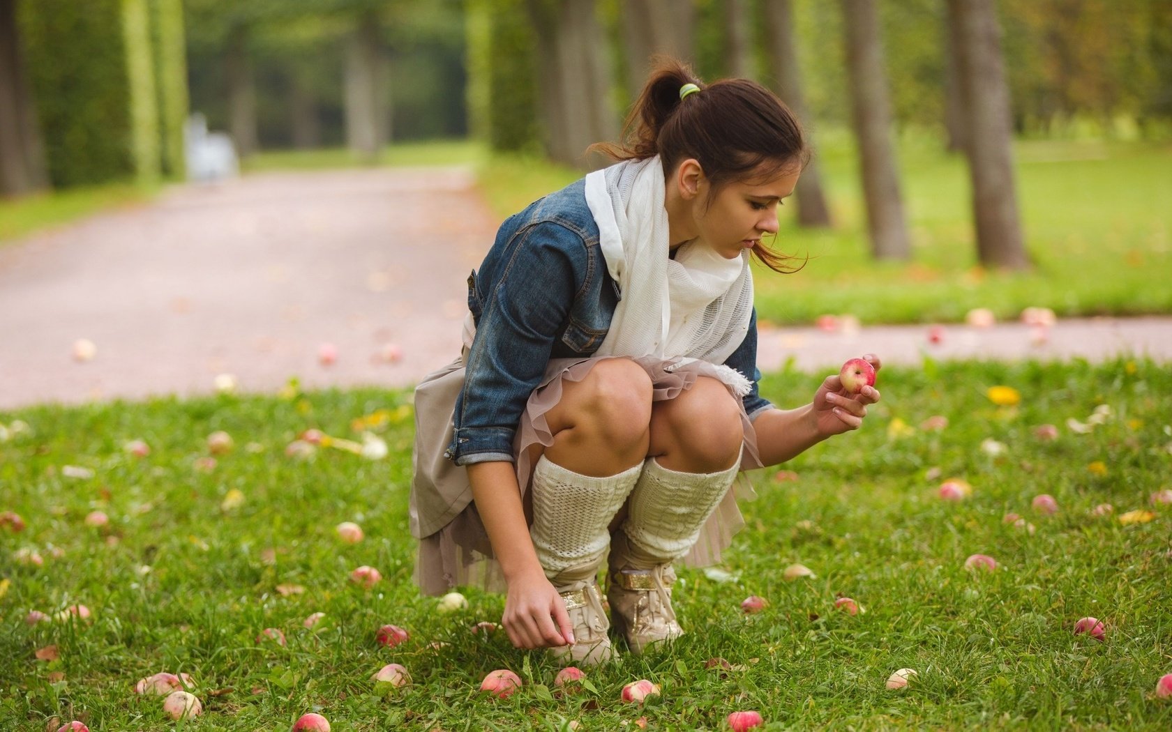 Обои девушка, брюнетка, яблоки, юбка, колени, джинсовка, audrey, girl, brunette, apples, skirt, knees, dzhinsovka разрешение 1920x1200 Загрузить