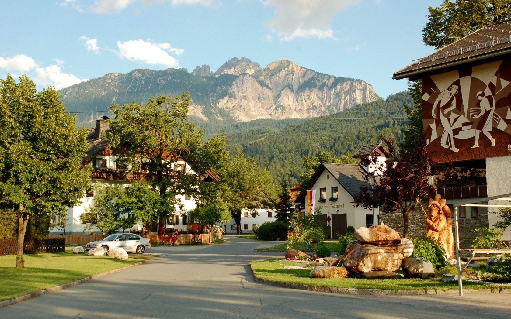 Обои дорога, деревья, город, австрия, дома, городок, road, trees, the city, austria, home, town разрешение 2106x1400 Загрузить