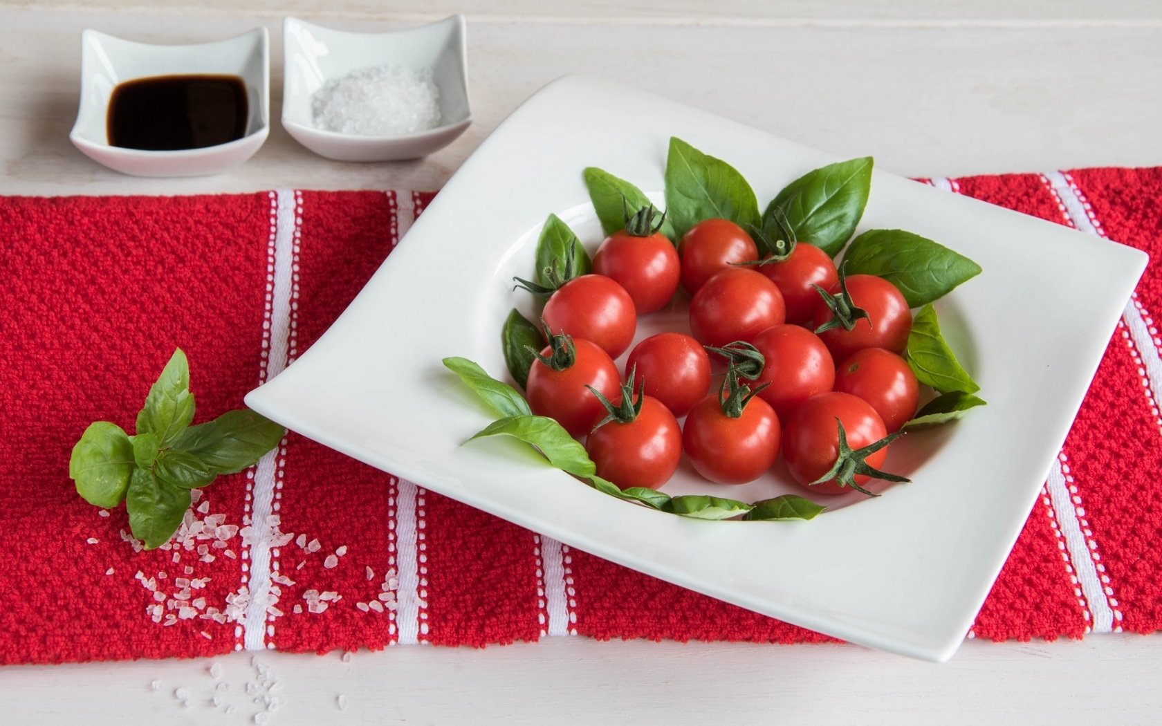 Обои овощи, помидоры, соус, томаты, соль, базилик, vegetables, tomatoes, sauce, salt, basil разрешение 1920x1200 Загрузить