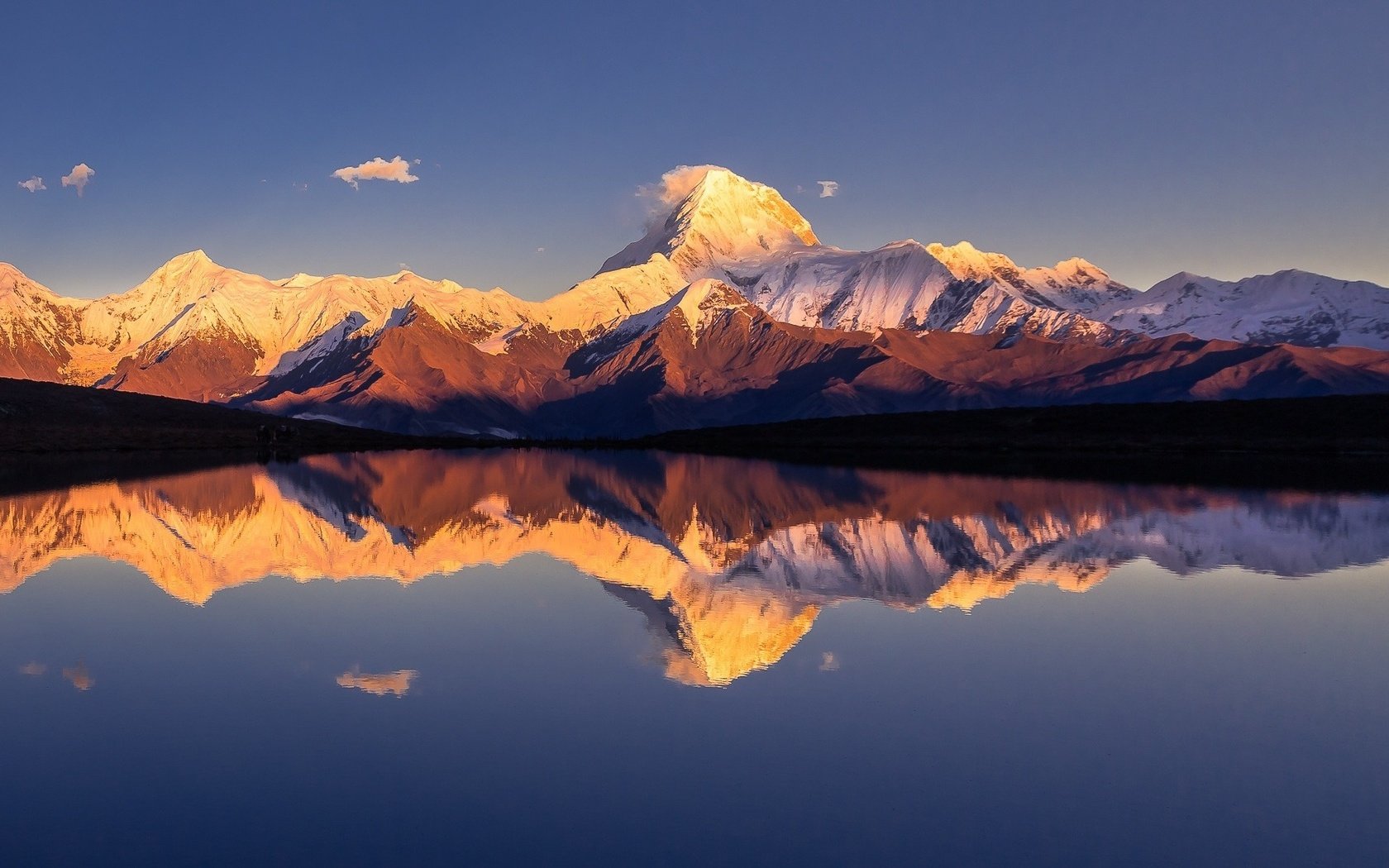 Обои небо, вода, озеро, горы, отражения, гималаи, the sky, water, lake, mountains, reflection, the himalayas разрешение 2000x1125 Загрузить