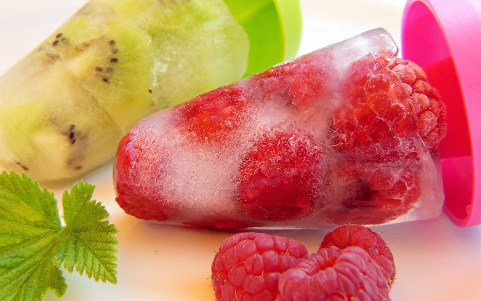 Обои малина, фрукты, ягоды, киви, фруктовый лед, raspberry, fruit, berries, kiwi, fruit ice разрешение 1920x1440 Загрузить