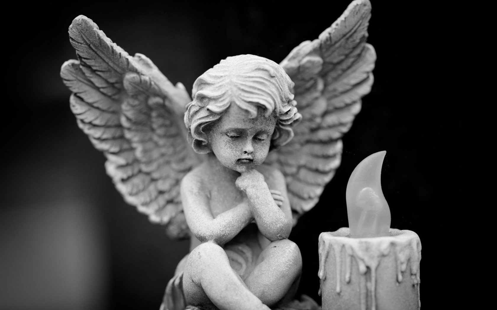 Обои чёрно-белое, крылья, ангел, статуя, свеча, ангелочек, black and white, wings, angel, statue, candle разрешение 1920x1200 Загрузить