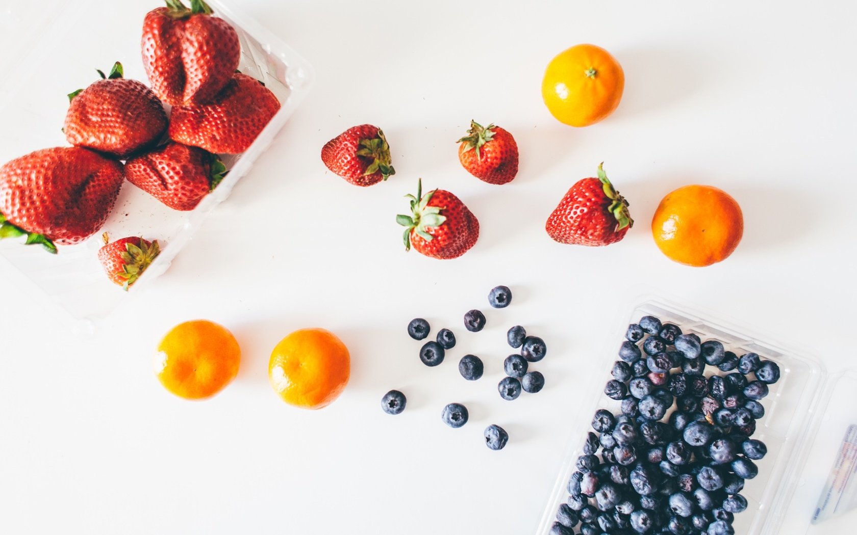 Обои фрукты, клубника, ягоды, черника, мандарины, fruit, strawberry, berries, blueberries, tangerines разрешение 1950x1300 Загрузить