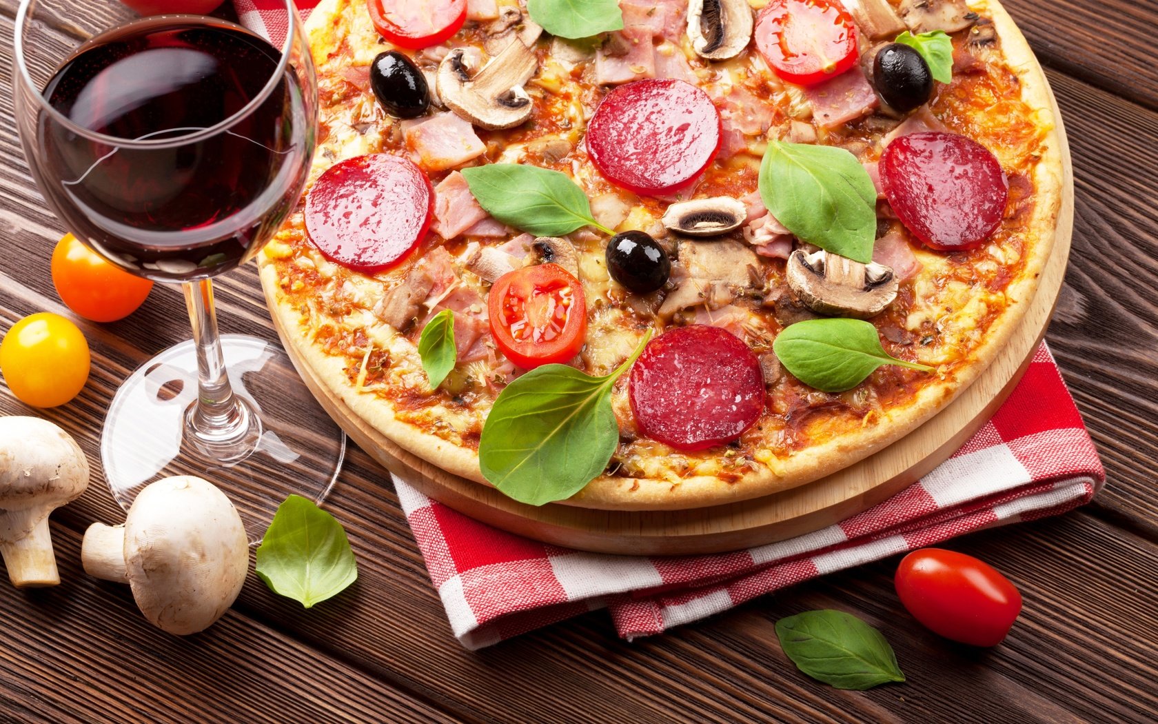 Обои грибы, сыр, вино, колбаса, оливки, пицца, ветчина, mushrooms, cheese, wine, sausage, olives, pizza, ham разрешение 5616x3744 Загрузить
