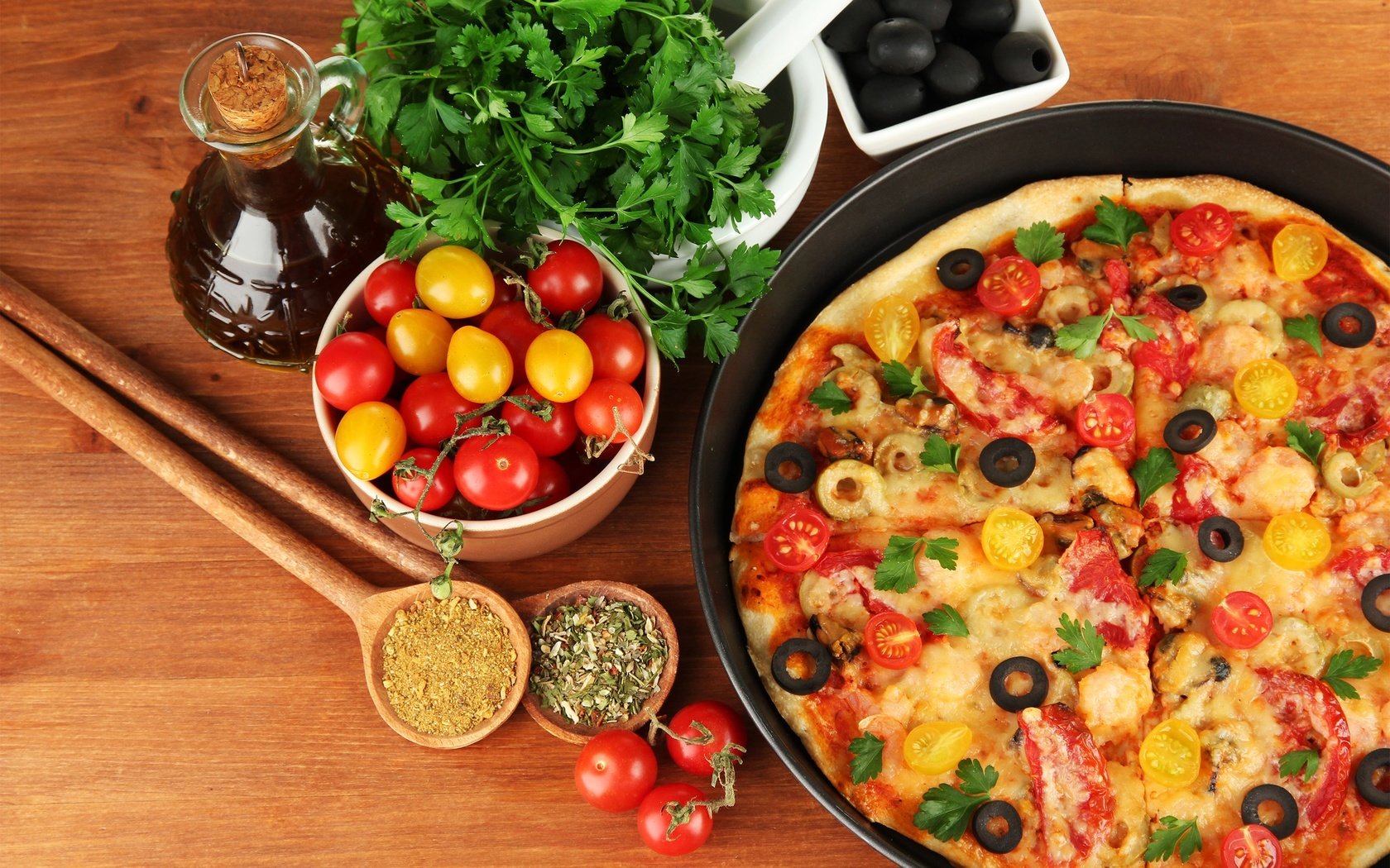 Обои сыр, помидоры, оливки, пицца, маслины, петрушка, специи, cheese, tomatoes, olives, pizza, parsley, spices разрешение 2560x1600 Загрузить
