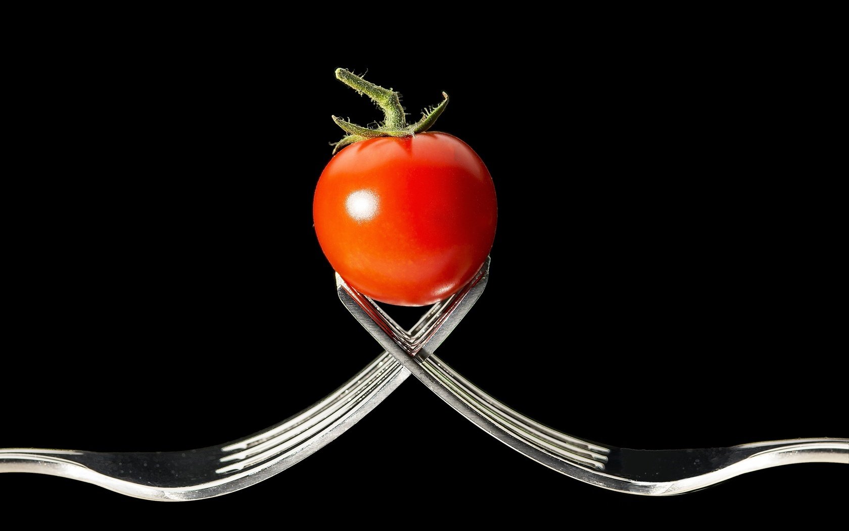 Обои черный фон, овощи, вилки, помидор, томат, black background, vegetables, fork, tomato разрешение 3701x2504 Загрузить