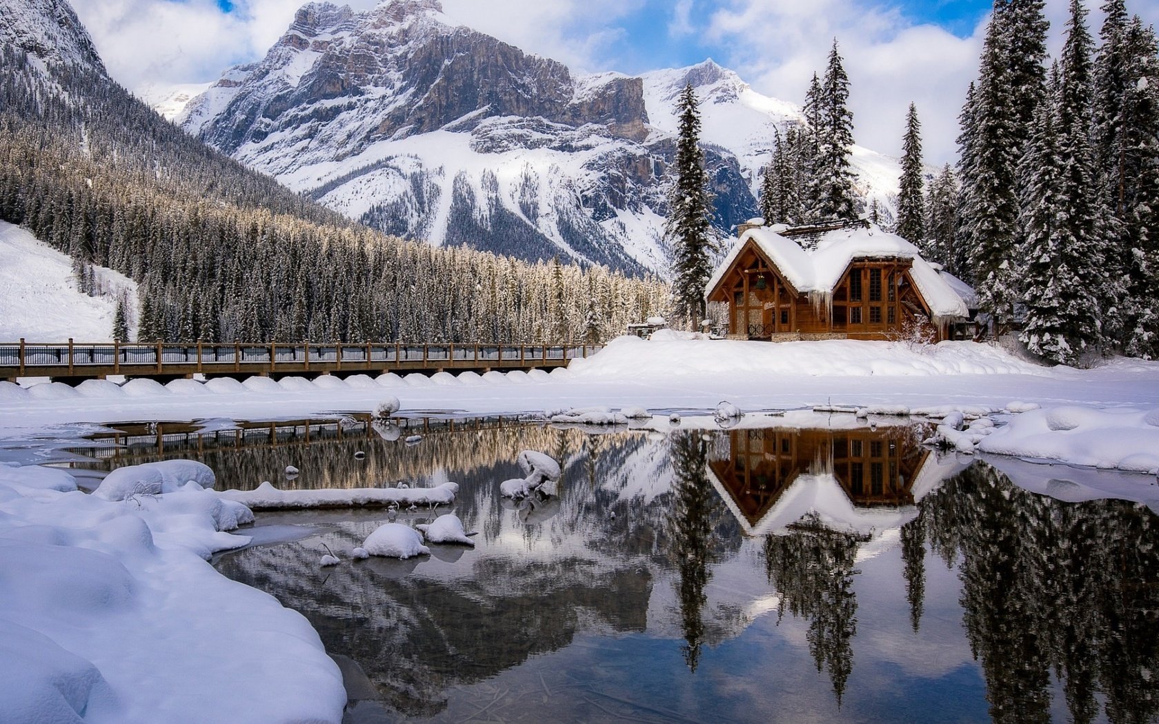 Обои озеро, горы, природа, лес, зима, отражение, мост, домик, lake, mountains, nature, forest, winter, reflection, bridge, house разрешение 1920x1200 Загрузить