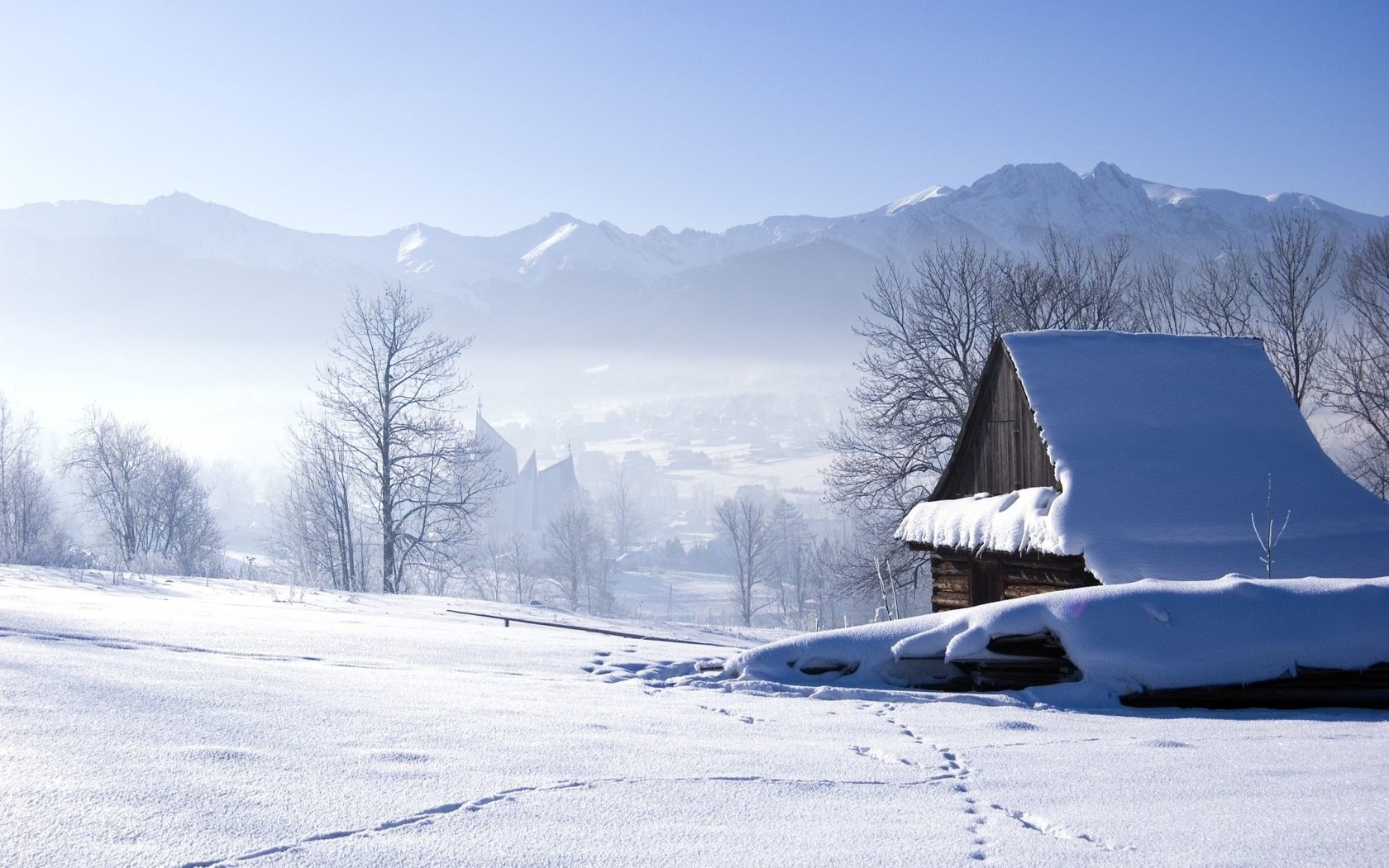 Обои деревья, горы, снег, зима, пейзаж, дом, следы, trees, mountains, snow, winter, landscape, house, traces разрешение 2512x1670 Загрузить