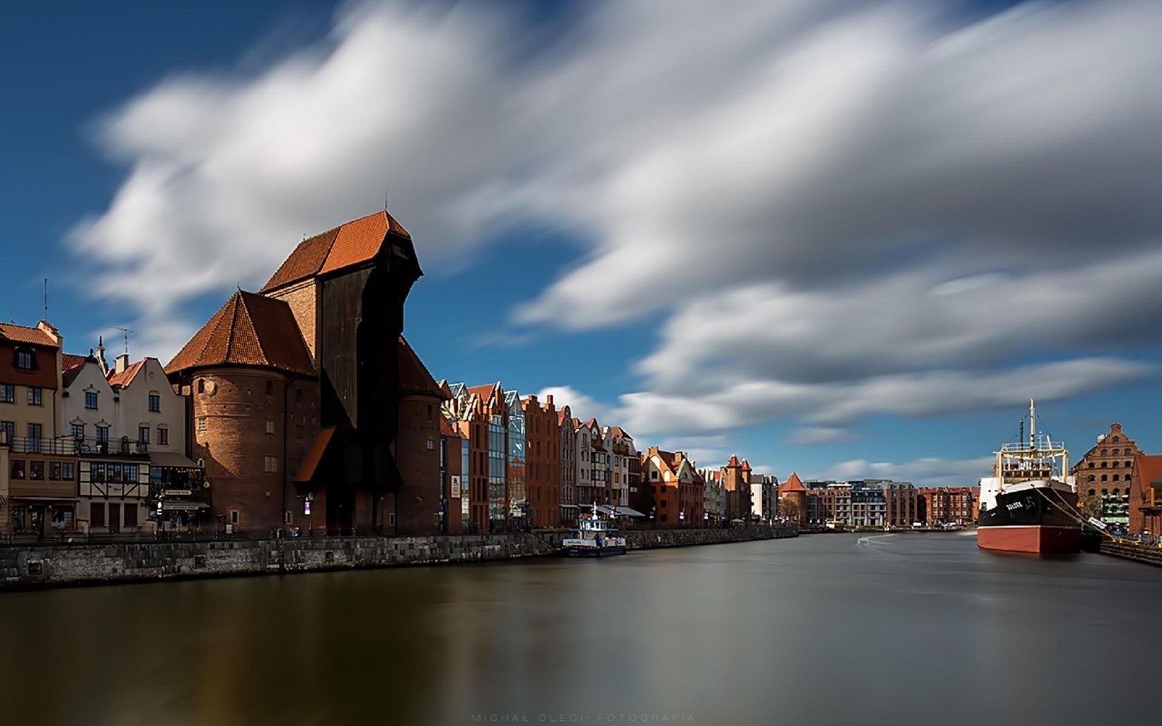 Обои небо, облака, река, дома, польша, гданьск, пароходы, the sky, clouds, river, home, poland, gdansk, steamers разрешение 1920x1280 Загрузить