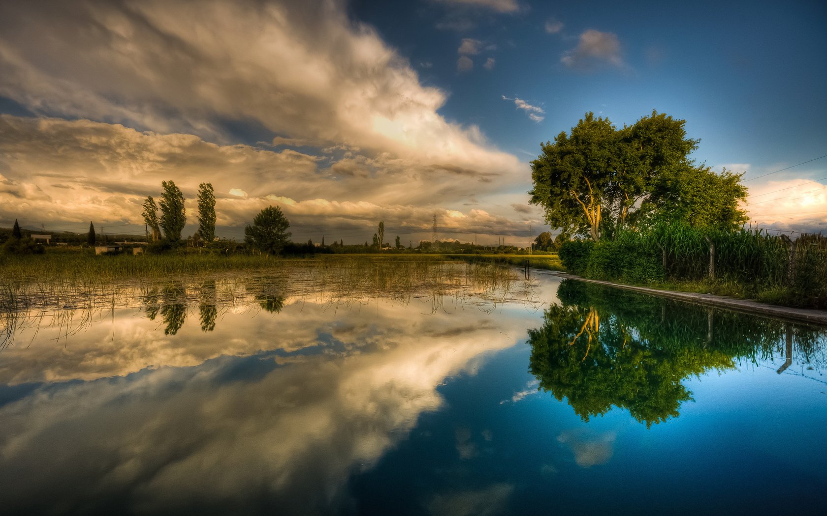 Обои небо, трава, облака, деревья, вода, река, отражение, the sky, grass, clouds, trees, water, river, reflection разрешение 2048x1363 Загрузить