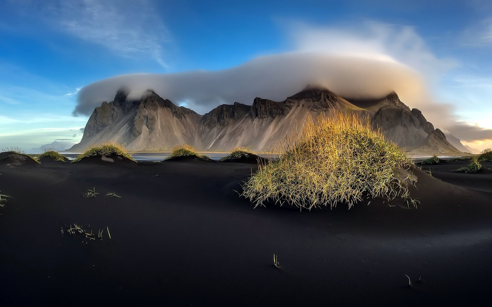 Обои небо, облака, горы, исландия, чёрный песок, вулканический песок, the sky, clouds, mountains, iceland, black sand, volcanic sand разрешение 1920x1080 Загрузить