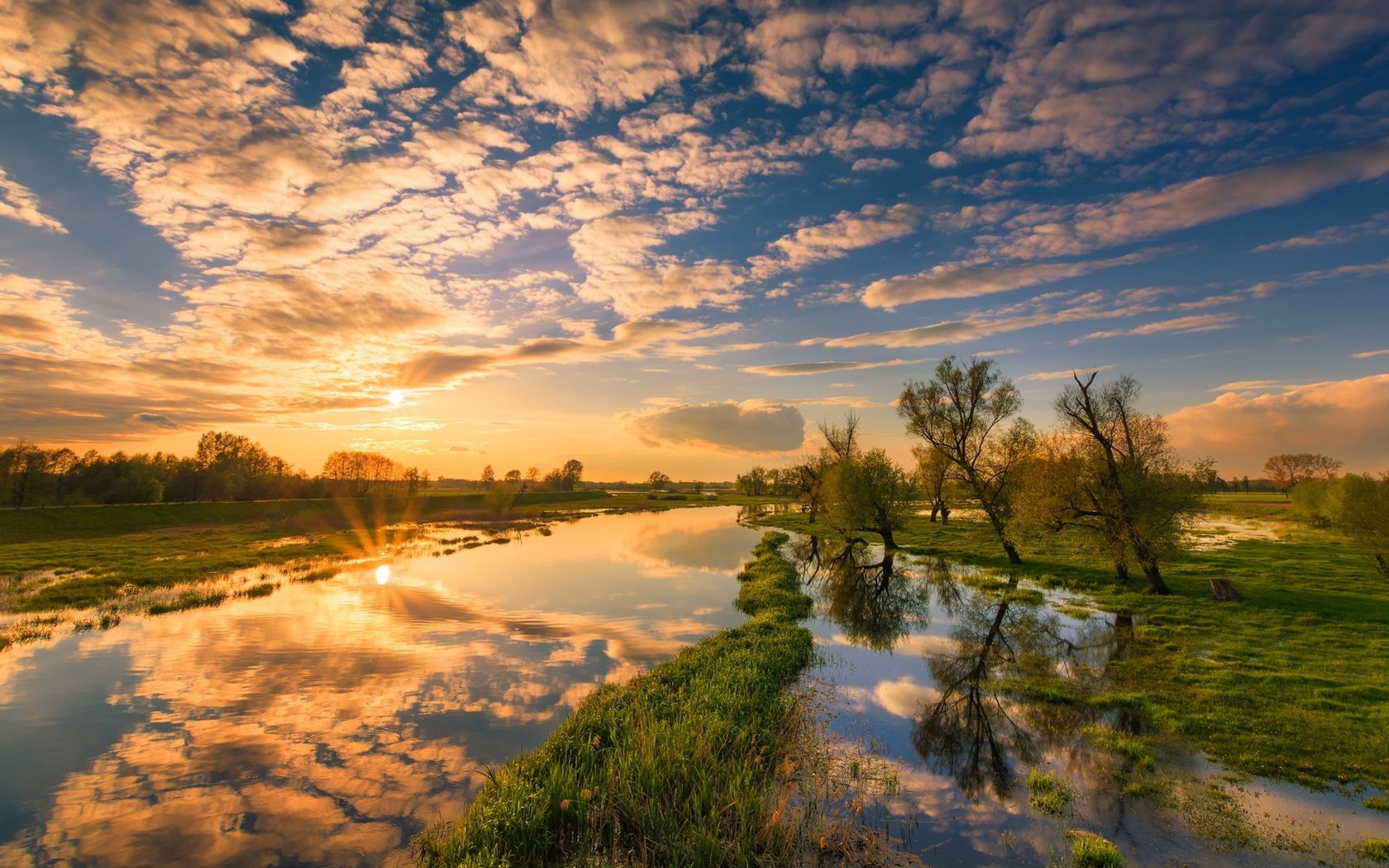 Обои облака, вода, река, восход, солнце, clouds, water, river, sunrise, the sun разрешение 3840x2160 Загрузить