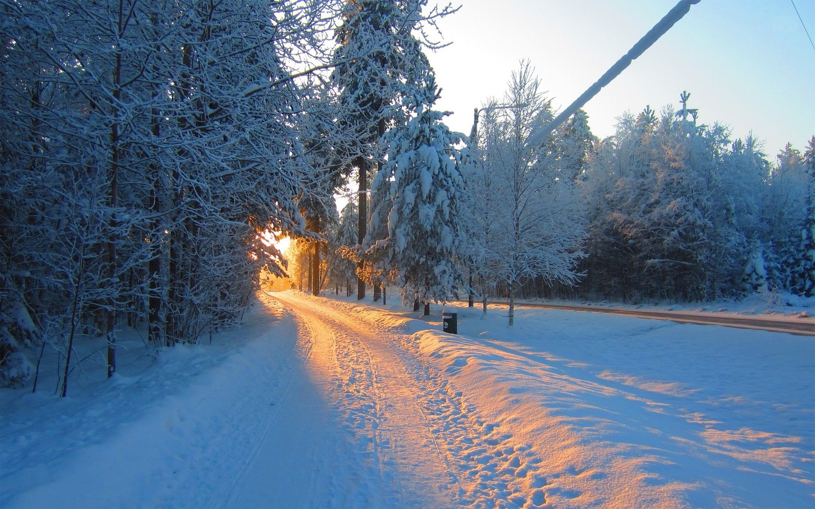 Обои дорога, снег, природа, лес, зима, утро, солнечный свет, road, snow, nature, forest, winter, morning, sunlight разрешение 1920x1200 Загрузить