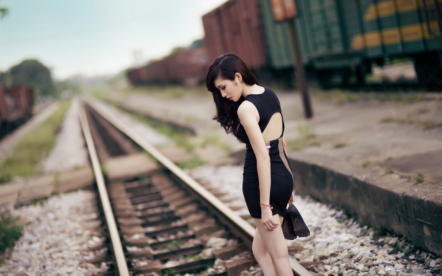 Обои железная дорога, рельсы, девушка, брюнетка, профиль, азиатка, черное платье, railroad, rails, girl, brunette, profile, asian, black dress разрешение 2560x1600 Загрузить