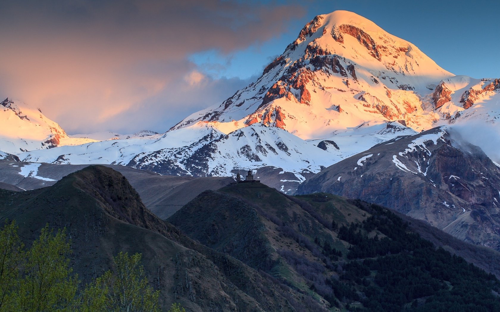 Обои горы, церковь, вершина, грузия, снежная вершина, казбек, mountains, church, top, georgia, snow peak, kazbek разрешение 2560x1707 Загрузить