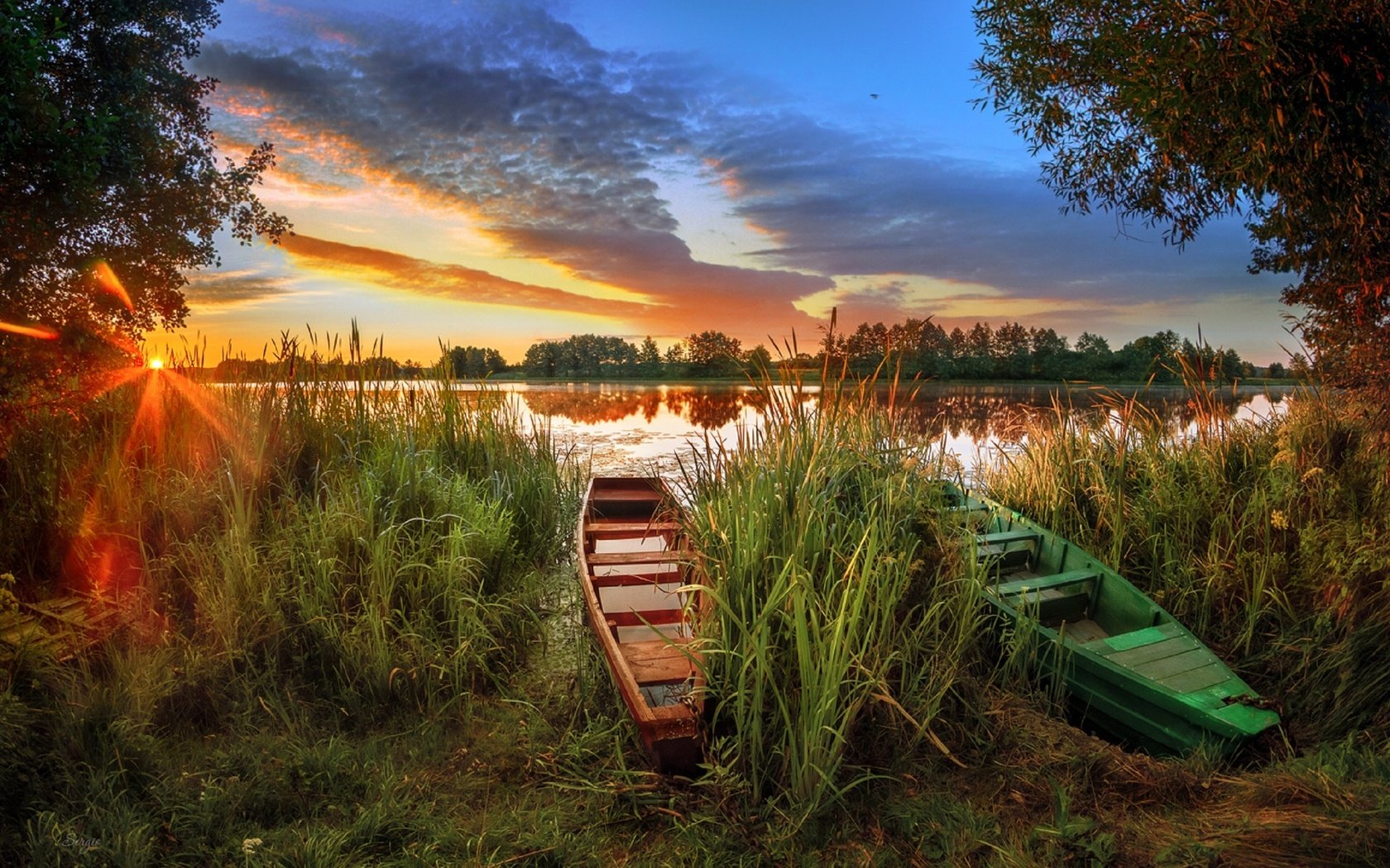 Обои небо, лодка, трава, камыши, озеро, солнце, природа, берег, закат, лодки, the sky, boat, grass, the reeds, lake, the sun, nature, shore, sunset, boats разрешение 2560x1676 Загрузить