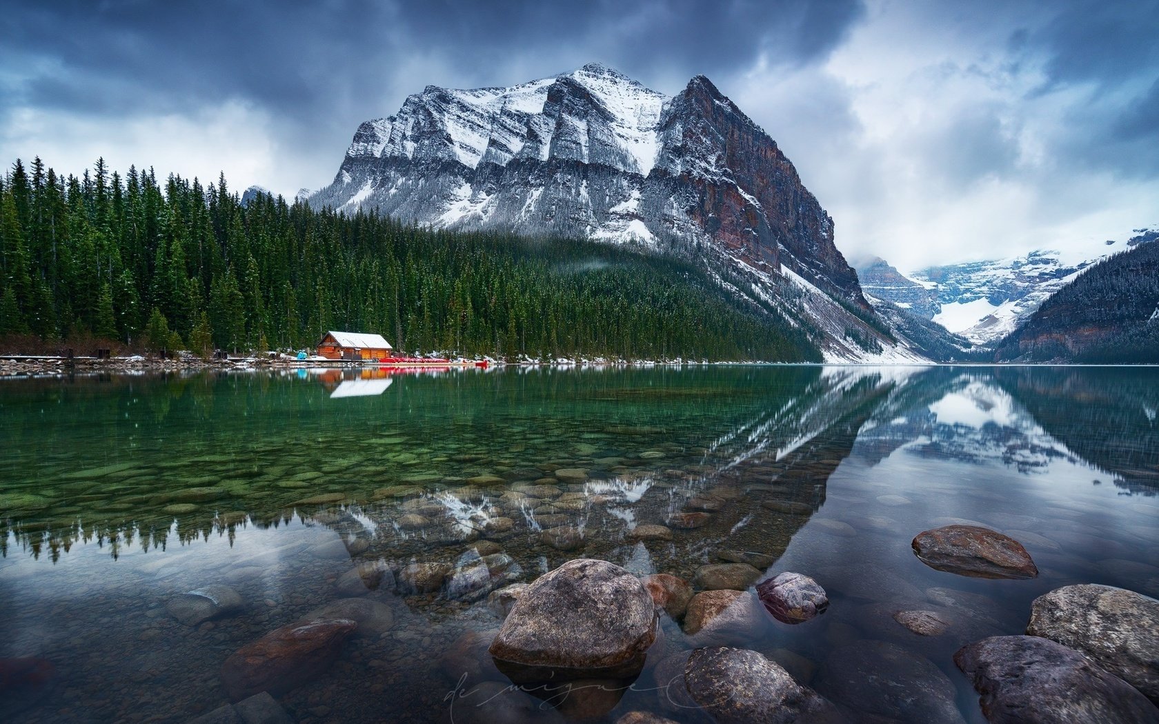 Обои деревья, озеро, горы, камни, утро, дома, канада, trees, lake, mountains, stones, morning, home, canada разрешение 1920x1280 Загрузить