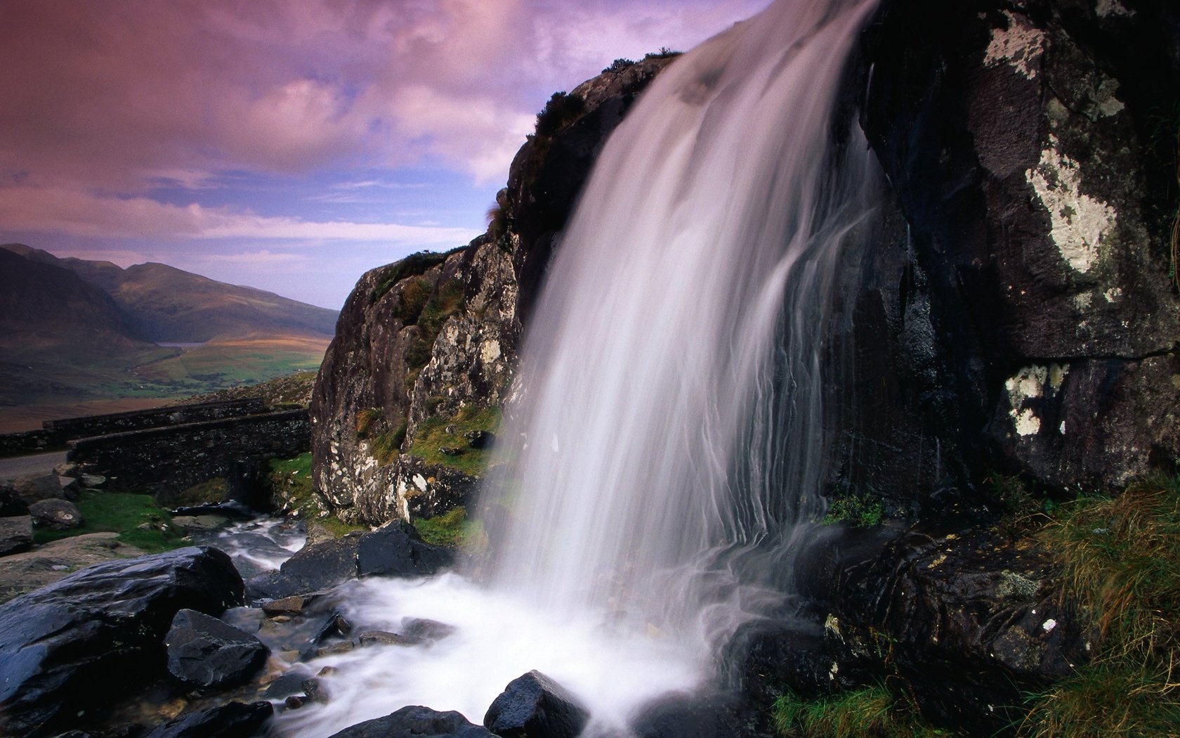 Обои небо, облака, природа, камни, пейзаж, скала, водопад, the sky, clouds, nature, stones, landscape, rock, waterfall разрешение 1920x1200 Загрузить