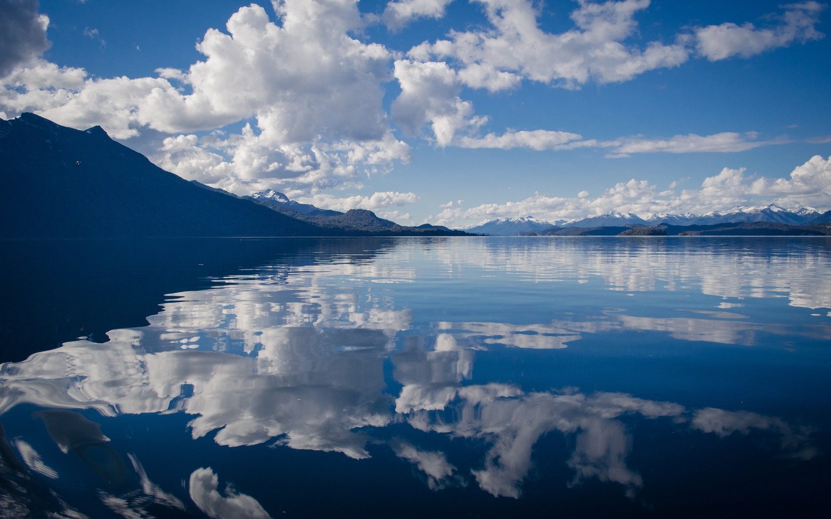 Обои небо, облака, озеро, горы, отражение, горизонт, the sky, clouds, lake, mountains, reflection, horizon разрешение 2746x1819 Загрузить