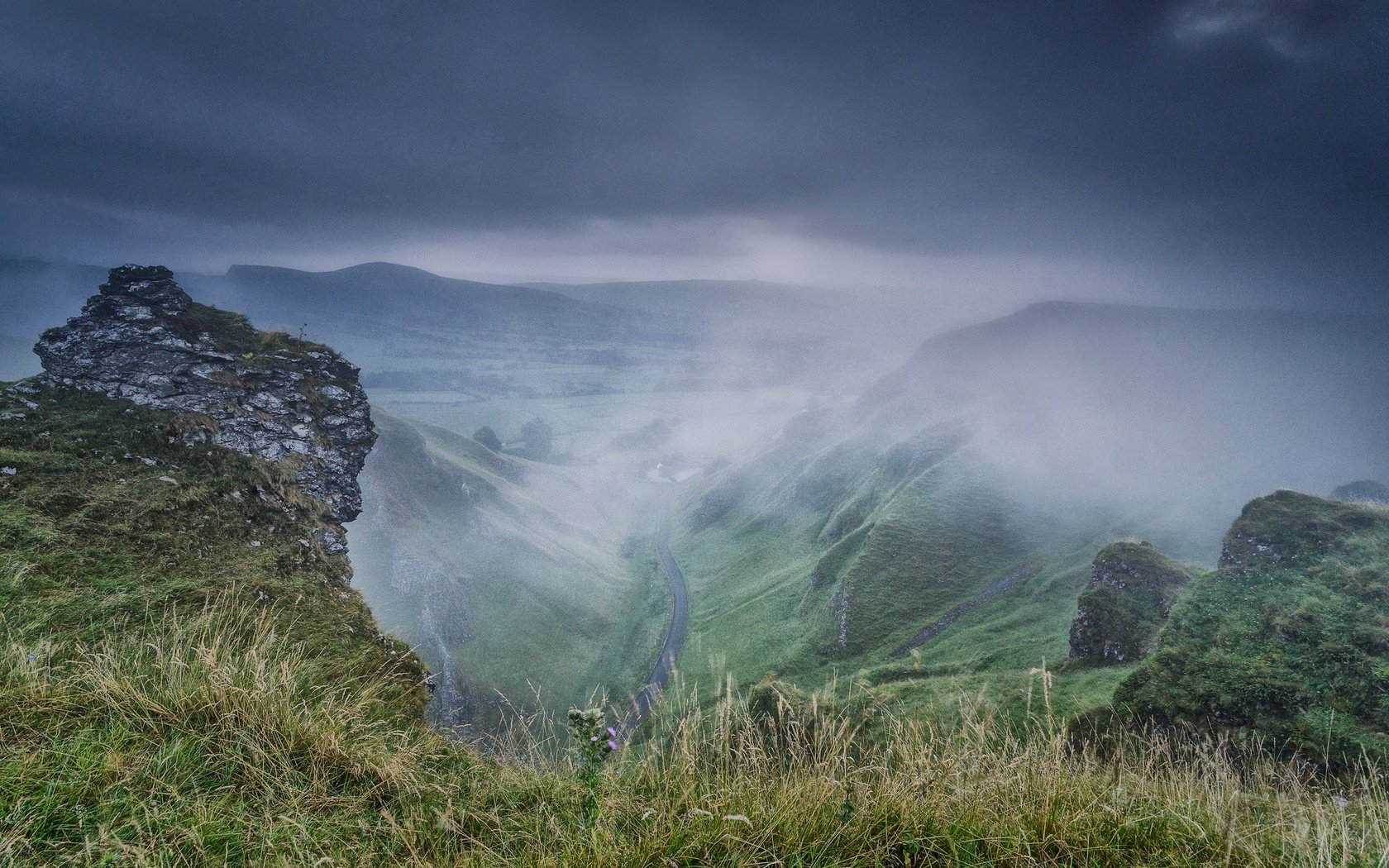 Обои небо, горы, скалы, камни, туман, англия, долина, the sky, mountains, rocks, stones, fog, england, valley разрешение 2048x1278 Загрузить