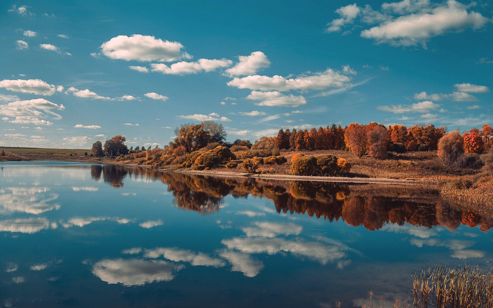 Обои небо, облака, озеро, природа, лес, отражение, пейзаж, осень, the sky, clouds, lake, nature, forest, reflection, landscape, autumn разрешение 1920x1200 Загрузить