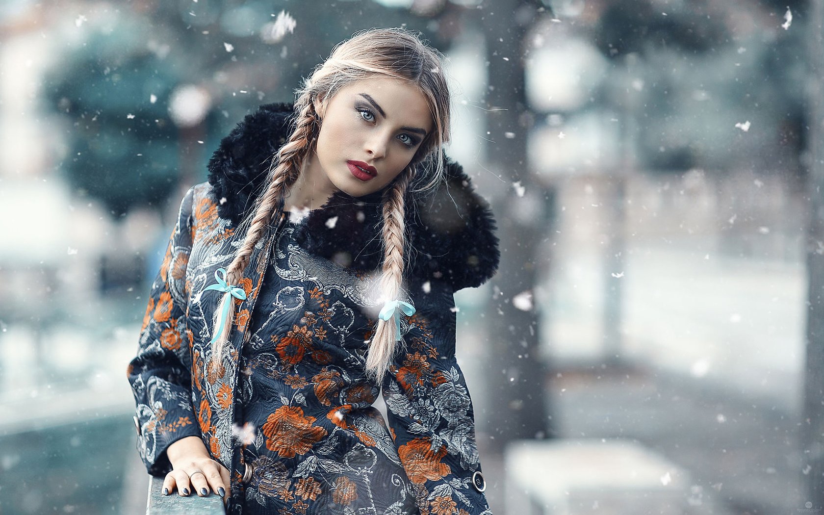 Обои снег, зима, девушка, блондинка, взгляд, модель, косички, snow, winter, girl, blonde, look, model, braids разрешение 1920x1200 Загрузить