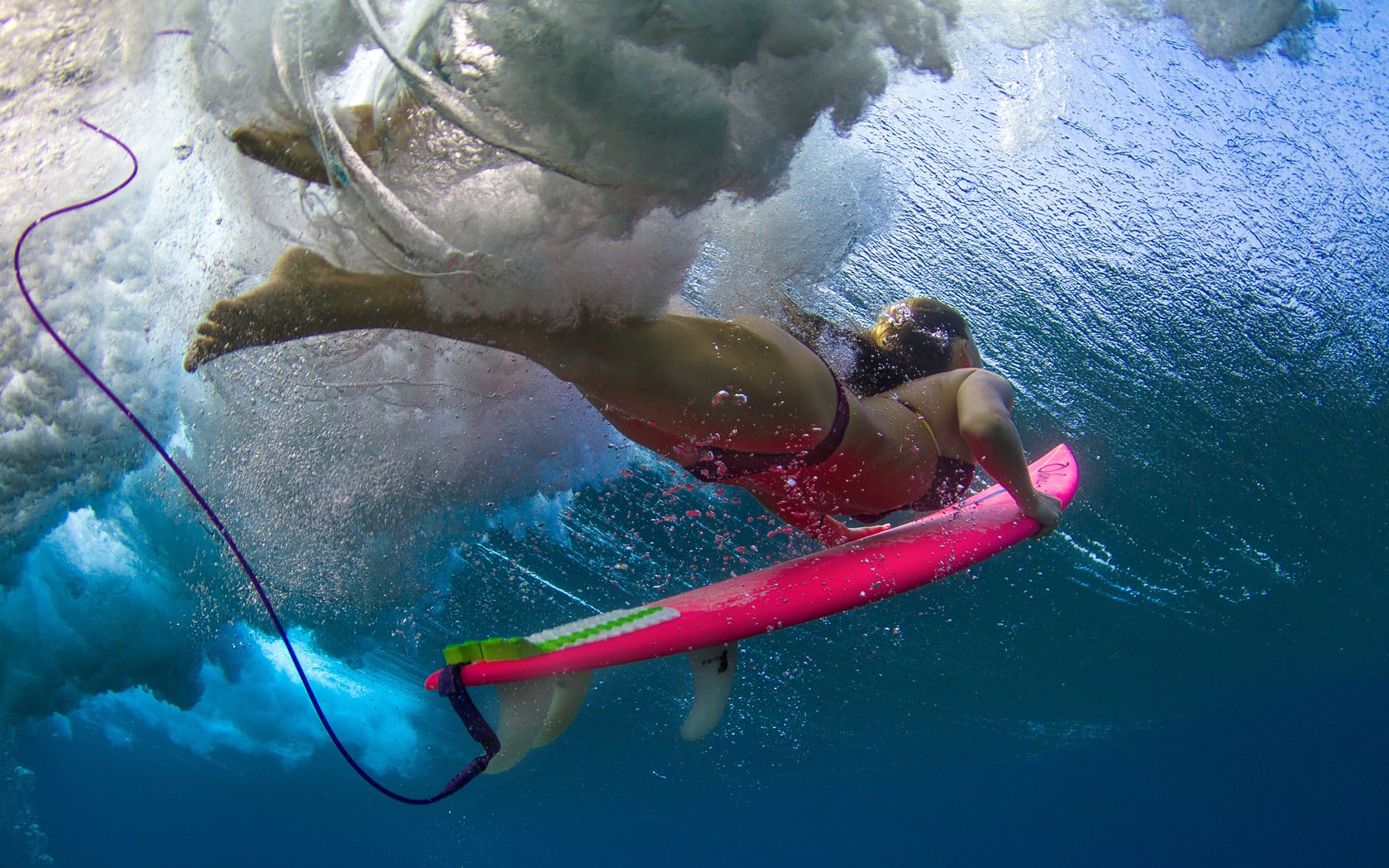 Обои девушка, под водой, спорт, серфинг, сёрфер,  бикини, girl, under water, sport, surfing, surfer, bikini разрешение 3499x2333 Загрузить