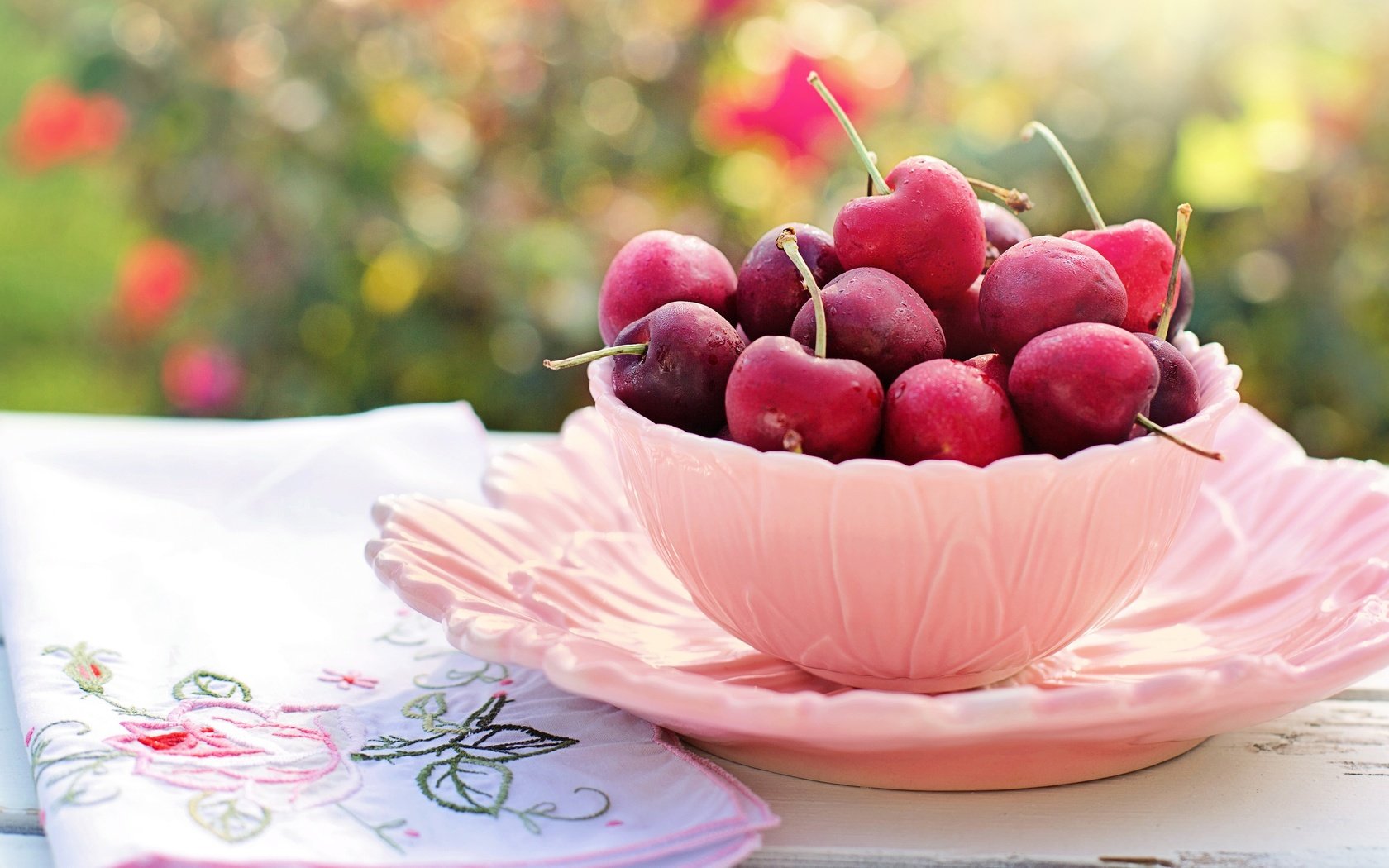 Обои стол, черешня, ягоды, вишня, салфетка, тарелка, пиала, table, cherry, berries, napkin, plate, bowl разрешение 3840x2160 Загрузить