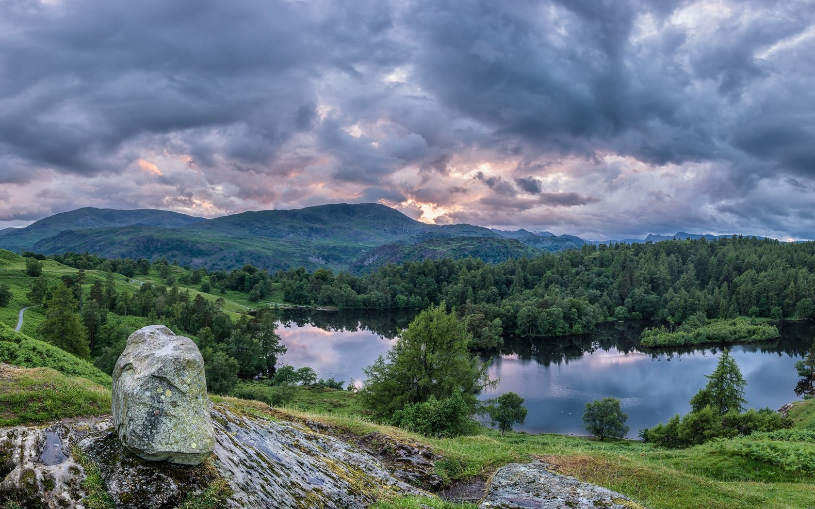 Обои озеро, tarn hows, горы, лес, панорама, англия, камень, озёрный край, lake district national park, камбрия, cumbria, lake, mountains, forest, panorama, england, stone, the lake district разрешение 2048x1152 Загрузить