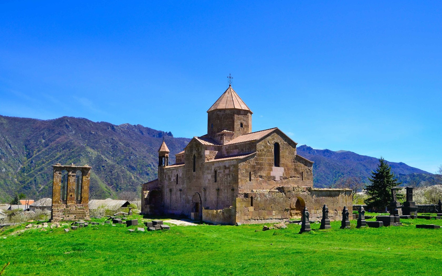 Обои небо, горы, монастырь, армения, одзун, the sky, mountains, the monastery, armenia, odzun разрешение 4648x3080 Загрузить