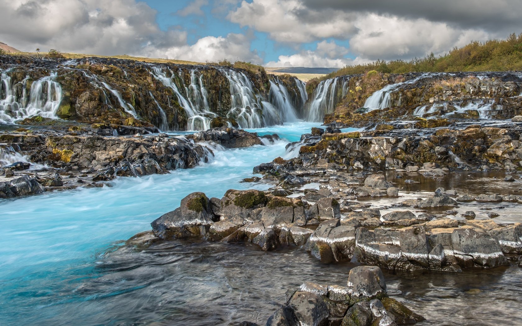 Обои небо, облака, вода, скалы, природа, водопад, поток, водопады, the sky, clouds, water, rocks, nature, waterfall, stream, waterfalls разрешение 2048x1196 Загрузить