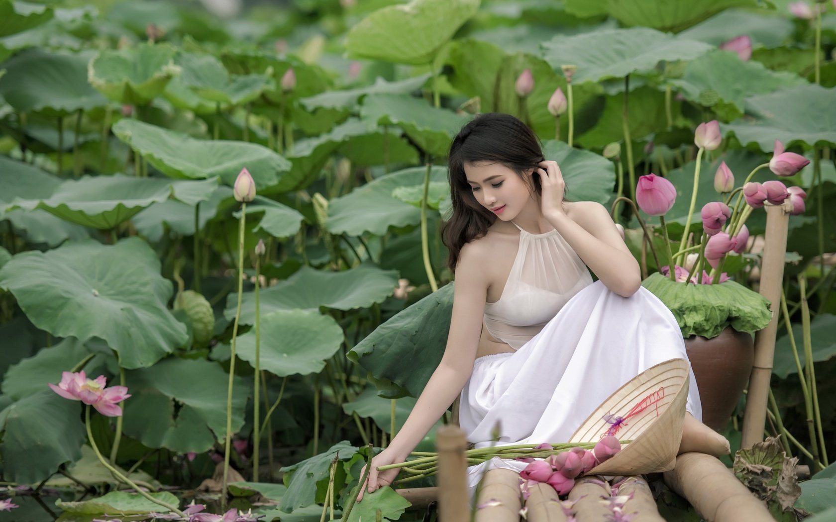 Обои цветы, озеро, девушка, брюнетка, лето, азиатка, лотосы, flowers, lake, girl, brunette, summer, asian, lotus разрешение 2560x1715 Загрузить