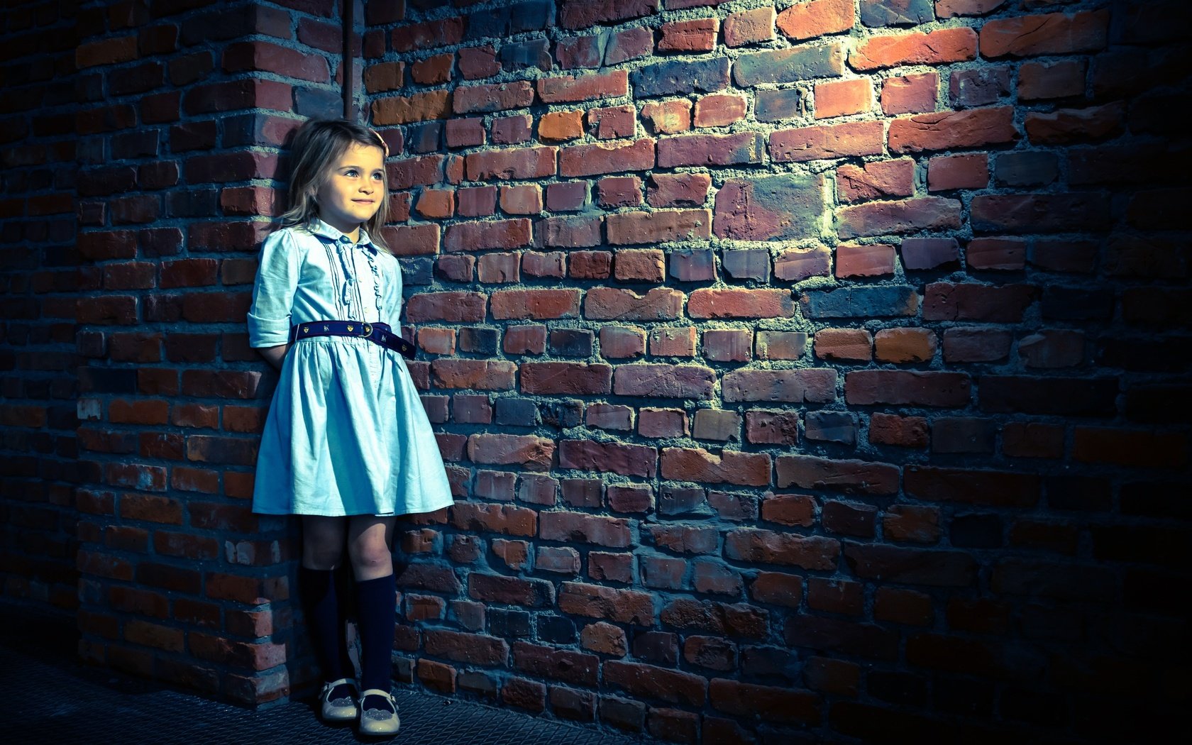 Обои платье, улыбка, стена, девочка, кладка, fabienne van brabant, dress, smile, wall, girl, masonry разрешение 2500x1667 Загрузить