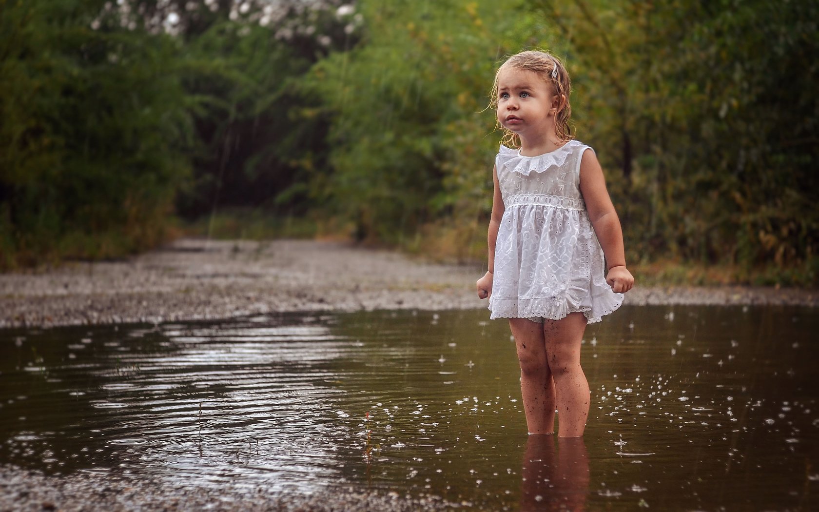 Обои малышка, вода, природа, платье, дети, девочка, дождь, ребенок, лужа, baby, water, nature, dress, children, girl, rain, child, puddle разрешение 2560x1600 Загрузить