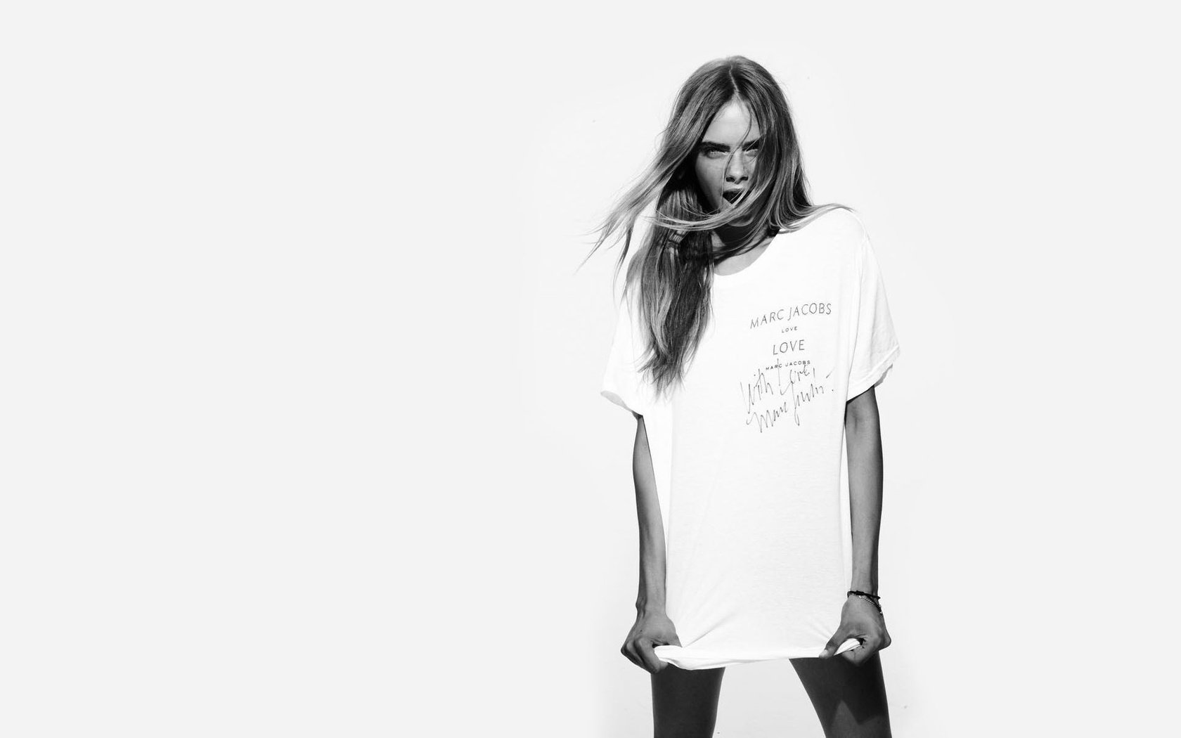 Обои чёрно-белое, модель, футболка, фотосессия, кара делевинь, black and white, model, t-shirt, photoshoot, cara delevingne разрешение 1920x1200 Загрузить