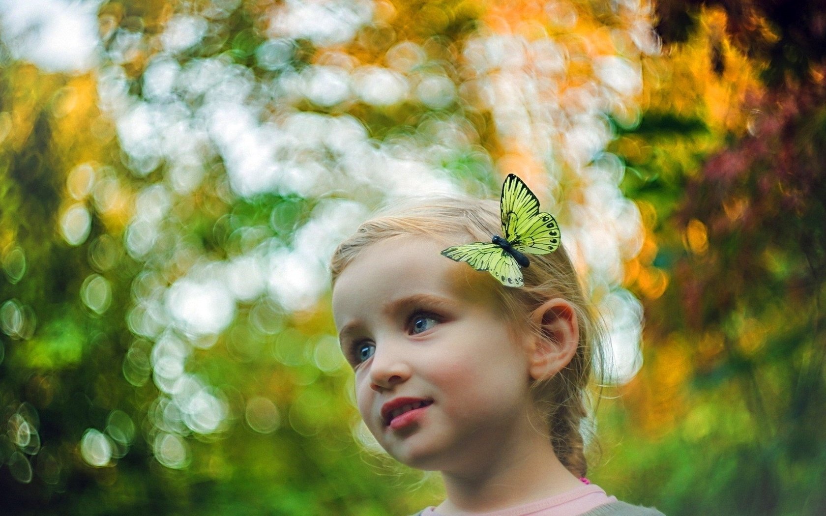 Обои бабочка, девочка, волосы, лицо, голубоглазая, butterfly, girl, hair, face, blue-eyed разрешение 1920x1080 Загрузить