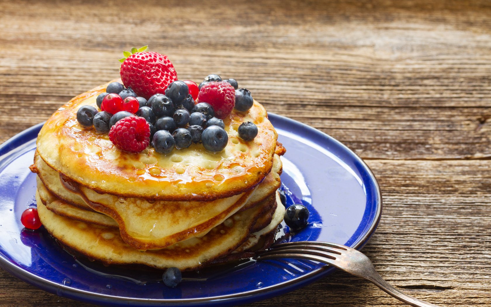 Обои малина, клубника, ягоды, черника, блины, смородина, оладьи, raspberry, strawberry, berries, blueberries, pancakes, currants разрешение 5022x3348 Загрузить