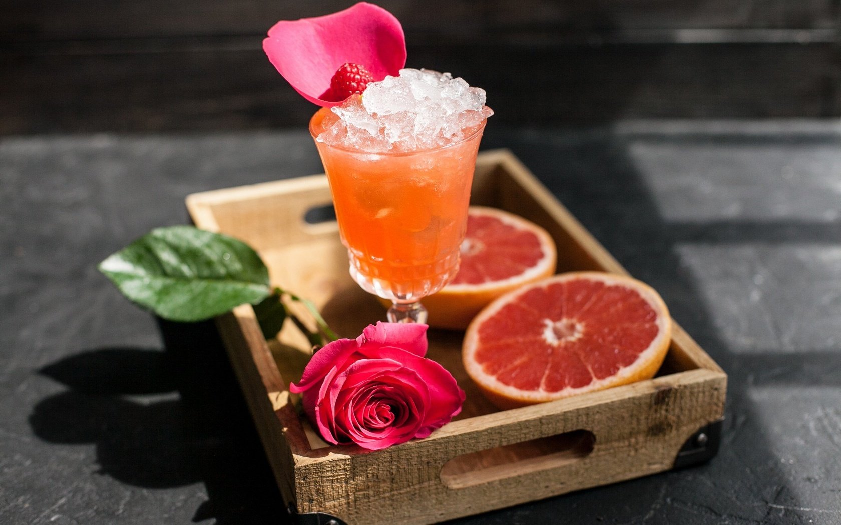 Обои напиток, роза, лёд, бокал, цитрус, грейпфрут, сок, drink, rose, ice, glass, citrus, grapefruit, juice разрешение 2048x1343 Загрузить