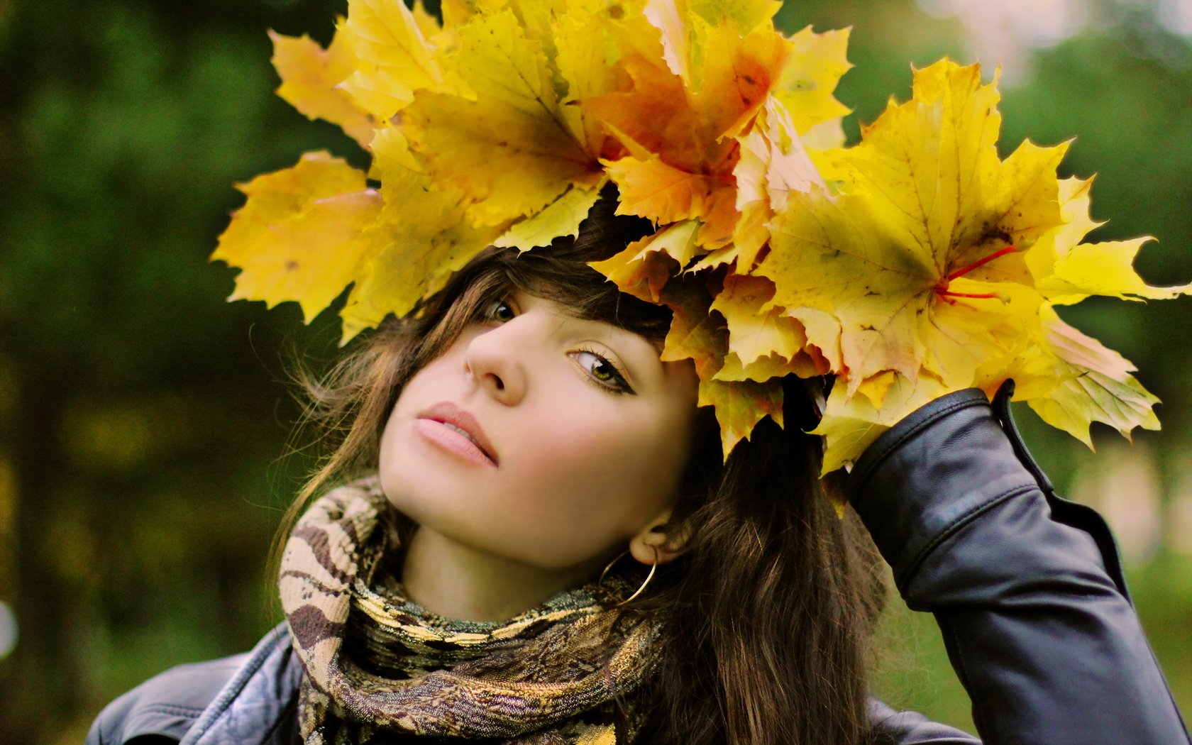 Обои листья, девушка, взгляд, осень, волосы, лицо, шарф, leaves, girl, look, autumn, hair, face, scarf разрешение 2560x1600 Загрузить