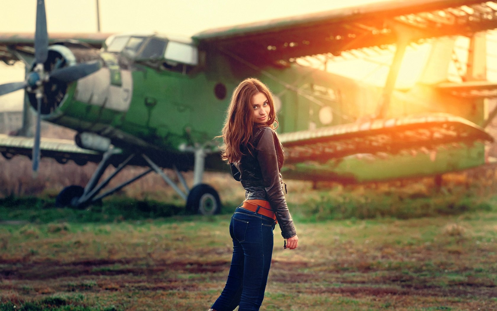 Девушка и самолет фото