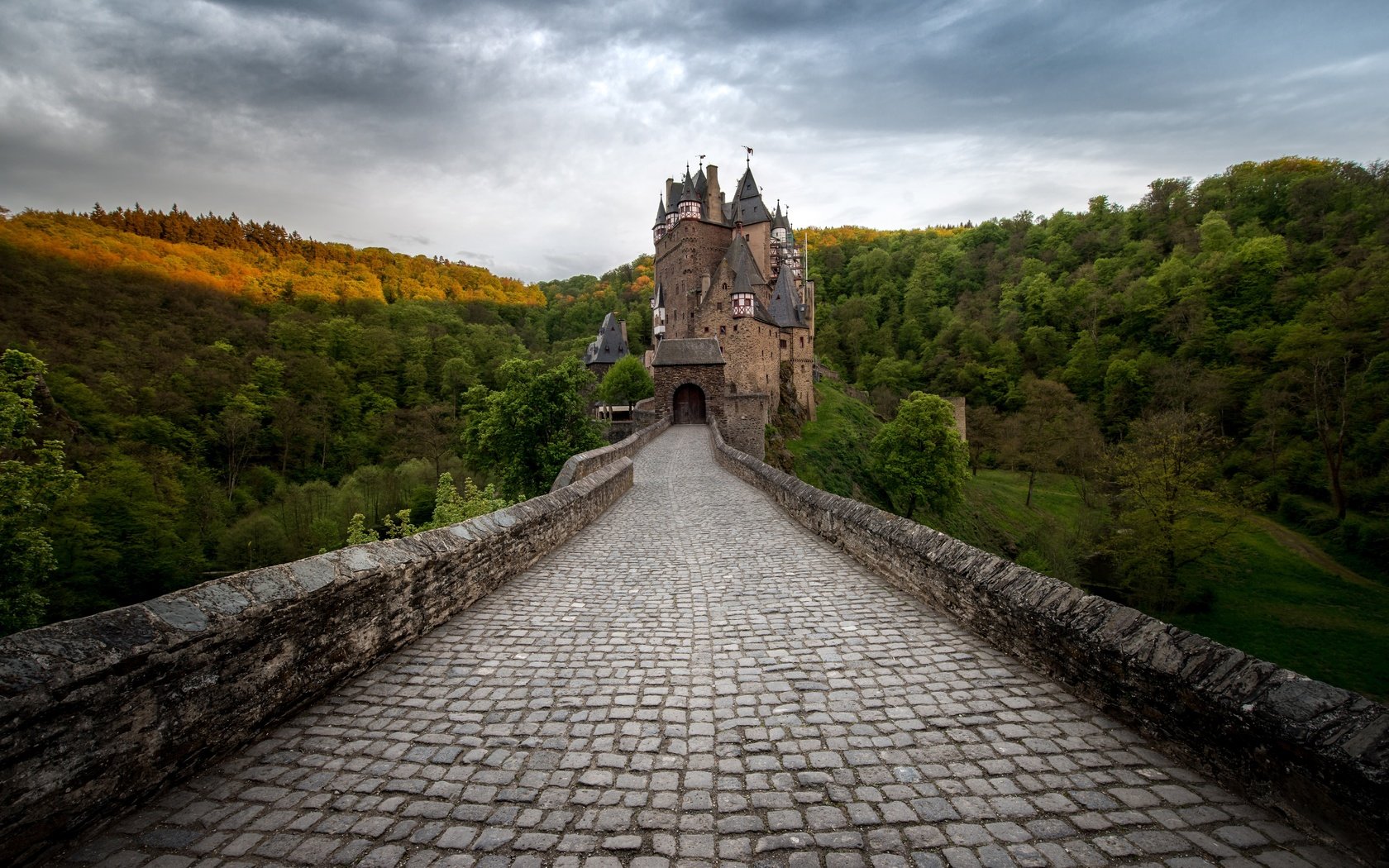 Обои деревья, горы, мост, замок, германия, замок эльц, trees, mountains, bridge, castle, germany, eltz castle разрешение 7153x4630 Загрузить