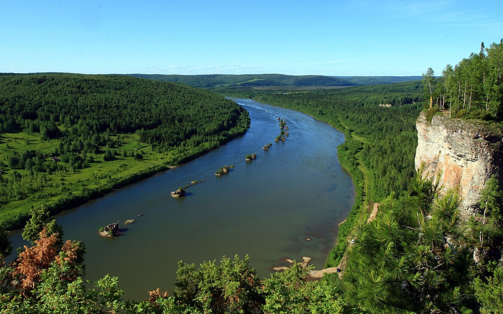 Обои небо, деревья, река, лес, гора, россия, the sky, trees, river, forest, mountain, russia разрешение 1920x1080 Загрузить