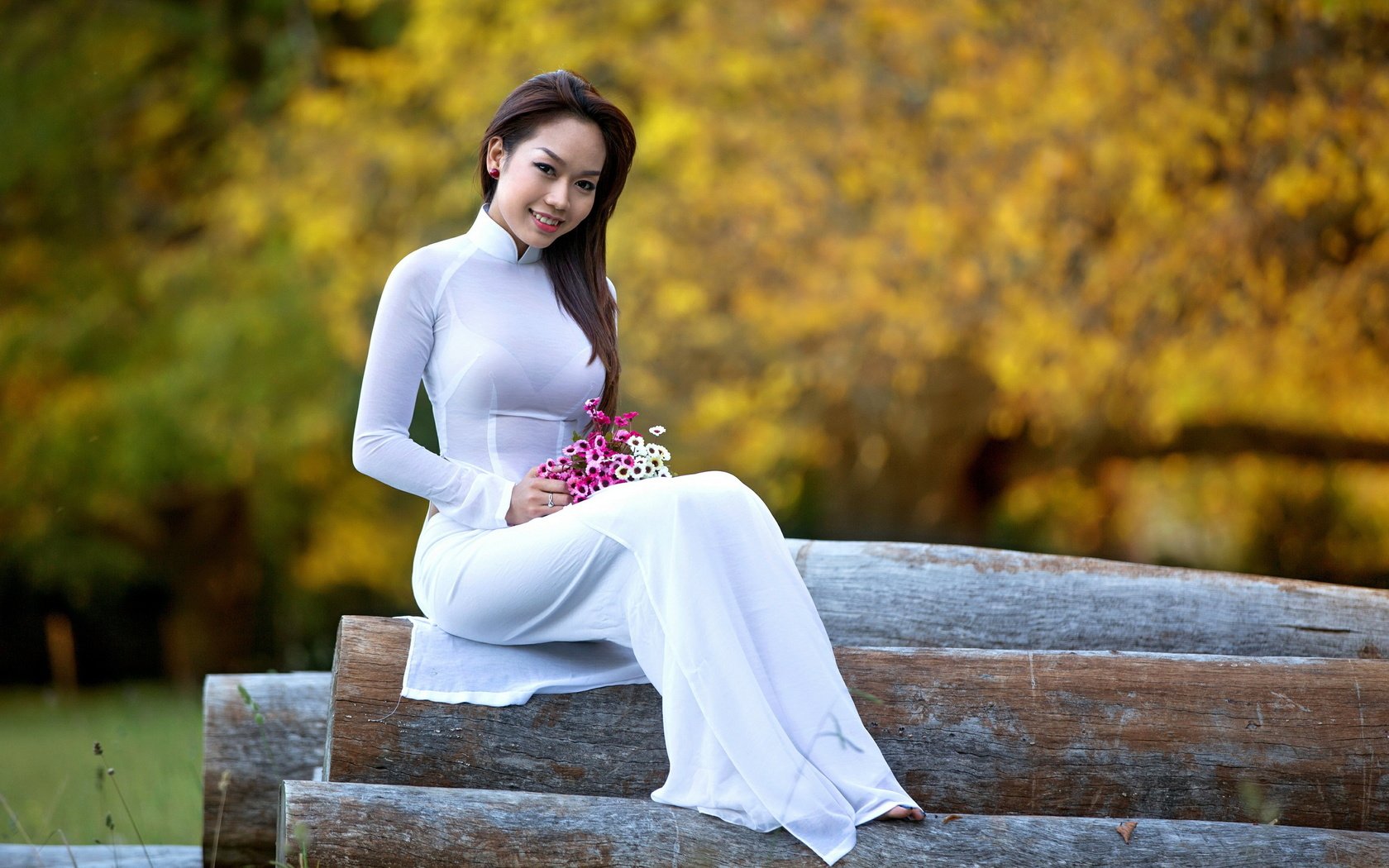 Обои цветы, девушка, сидит, азиатка, бревна, белое платье, flowers, girl, sitting, asian, logs, white dress разрешение 2560x1600 Загрузить